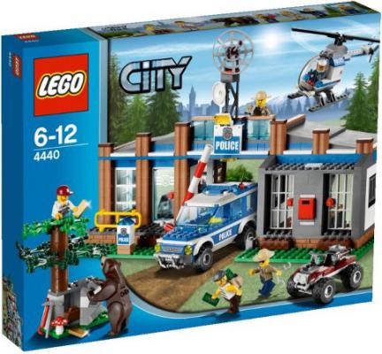 LEGO City Bospolitiebureau (4440) — 612 stukjes, huren vanaf €4,75/week